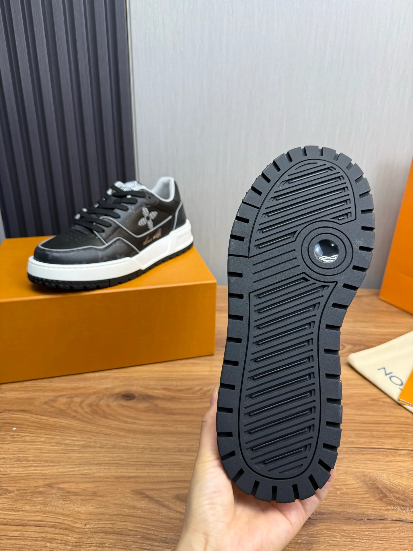 Men's shoes 💰860💰 LV. High version counters are on sale at the same time ⬆️ Men's new sneakers 🔥 The uppers are imported cowhide; "High-end, high-end, classy, ​​noble" workmanship is exquisite (original cowhide is used inside), soles: Original outsole specially provided by the original factory, taken in real life 🎬. Yardage: 38-44. (38.45 can be customized)